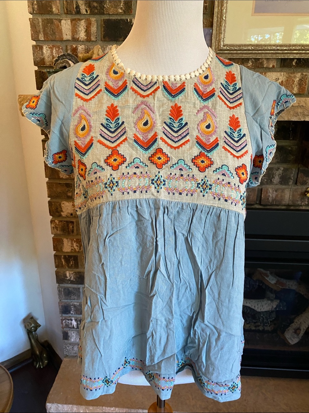 THML embroidered linen blend top. Like new! Fun and flirty for summer!!